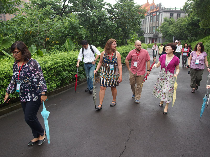 聖心女中校長魏雪玲帶領美國生態學校代表團導覽校園